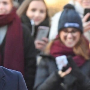 Kate Middleton, enceinte et vêtue d'un manteau Dolce & Gabbana, lors de sa visite de l'école Hartvig Nissens à Oslo, en Norvège, le 2 février 2018, avec le prince William et en compagnie du prince Haakon et de la princesse Mette-Marit de Norvège.