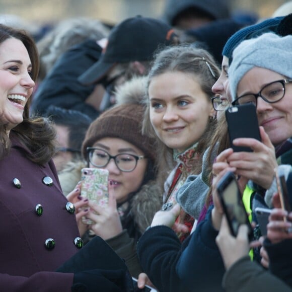 Kate Middleton, enceinte et vêtue d'un manteau Dolce & Gabbana, lors de sa visite de l'école Hartvig Nissens à Oslo, en Norvège, le 2 février 2018, avec le prince William et en compagnie du prince Haakon et de la princesse Mette-Marit de Norvège.