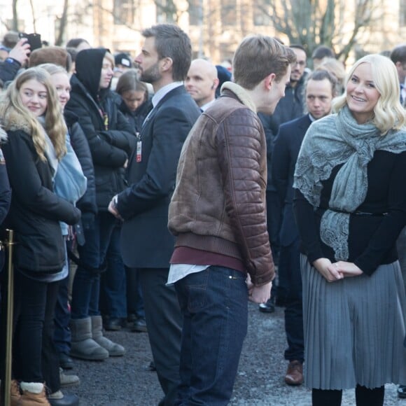 Kate Middleton, enceinte et vêtue d'un manteau Dolce & Gabbana, lors de sa visite de l'école Hartvig Nissens à Oslo, en Norvège, le 2 février 2018, avec le prince William et en compagnie du prince Haakon et de la princesse Mette-Marit de Norvège.