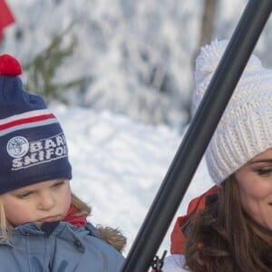 La duchesse Catherine de Cambridge, enceinte, et le prince William ont participé à une animation autour du ski sur la colline d'Holmenkollen à Oslo le 2 février 2018.