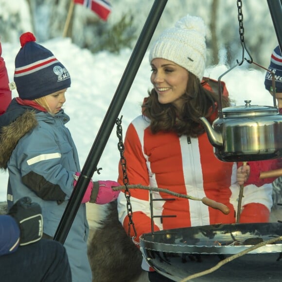 La duchesse Catherine de Cambridge, enceinte, et le prince William ont participé à une animation autour du ski sur la colline d'Holmenkollen à Oslo le 2 février 2018.