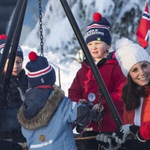 La duchesse Catherine de Cambridge, enceinte, et le prince William ont participé à une animation autour du ski sur la colline d'Holmenkollen à Oslo le 2 février 2018.