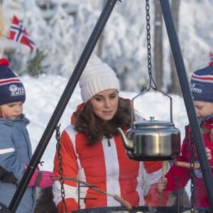 La duchesse Catherine de Cambridge, enceinte, et le prince William ont participé à une animation autour du ski sur la colline d'Holmenkollen à Oslo le 2 février 2018.