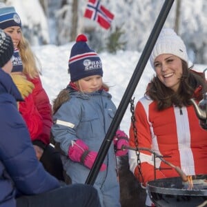 La duchesse Catherine de Cambridge, enceinte, et le prince William ont participé à une animation autour du ski sur la colline d'Holmenkollen à Oslo le 2 février 2018.