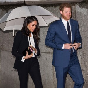 Le prince Harry et sa fiancée Meghan Markle arrivent à pied sous la pluie à la soirée "Endeavour Fund Awards" au Goldsmiths' Hall à Londres le 1er février 2018. © Ray Tang via Zuma Press/Bestimage