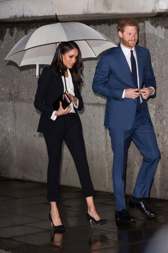 Le prince Harry et sa fiancée Meghan Markle arrivent à pied sous la pluie à la soirée "Endeavour Fund Awards" au Goldsmiths' Hall à Londres le 1er février 2018. © Ray Tang via Zuma Press/Bestimage