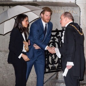 Le prince Harry et sa fiancée Meghan Markle arrivent à pied sous la pluie à la soirée "Endeavour Fund Awards" au Goldsmiths' Hall à Londres le 1er février 2018. © Ray Tang via Zuma Press/Bestimage