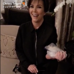 Kris Jenner chez Chrissy Teigen et John Legend le 4 février 2018. La momager du clan Kardashian venait de casser accidentellement la table du couple.