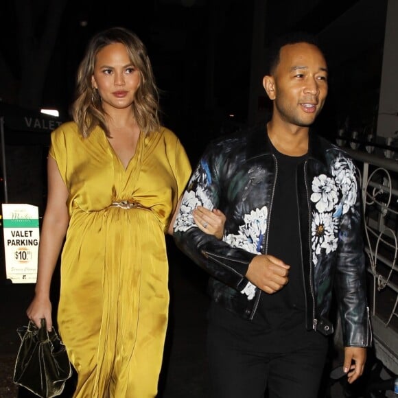 Chrissy Teigen (enceinte) et son mari John Legend sont allés diner en amoureux au restaurant Madeo à West Hollywood, le 1er février 2018