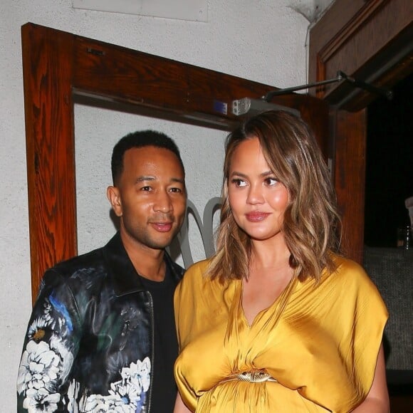 Chrissy Teigen (enceinte) et son mari John Legend sont allés diner en amoureux au restaurant Madeo à West Hollywood, le 1er février 2018