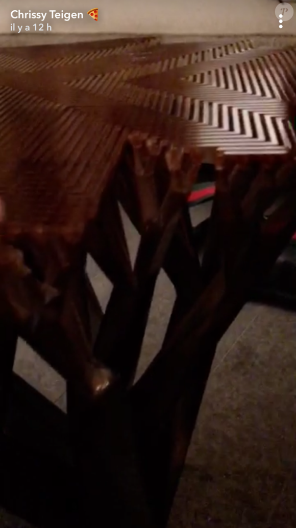 Etat de la table basse de Chrissy Teigen. Le mobilier a été cassé après que Kris Jenner soit tombée dessus. Le 4 février 2018.