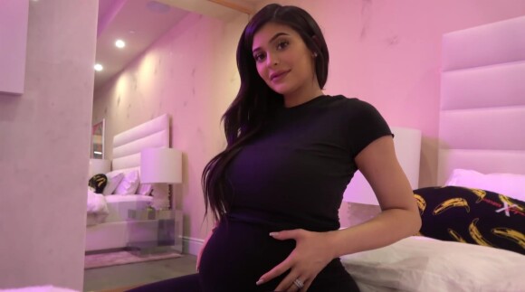 Kylie Jenner (enceinte) dans une vidéo publiée le 4 février 2018 pour annoncer la naissance de sa fille, bébé dont le papa est Travis Scott.