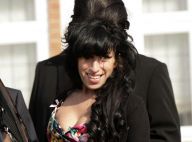 Amy Winehouse, souriante, a sorti son plus beau décolleté pour se rendre... au tribunal ! Après elle se lâche !(réactualisé)
