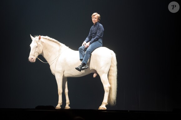 Semi-Exclusif - Alex Lutz sur la scène de l'Olympia lors de la représentation de son spectacle "Alex Lutz". Paris, le 8 février 2018. © Guirec Coadic/Bestimage