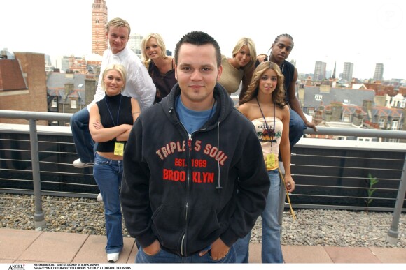 Paul Cattermole (au centre) et le groupe S Club 7 à Londres en 2002