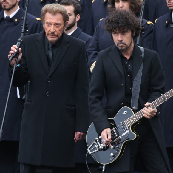 Johnny Hallyday qui chante "Un dimanche de janvier" en hommage aux victimes, Yarol Poupaud - Hommage rendu aux victimes des attentats de janvier et de novembre 2015, place de la République à Paris, le 10 janvier 2016. Cet hommage a lieu un an après le rassemblement unitaire de 1,6 million de personnes du 11 janvier 2015 organisé juste après les attentats contre Charlie Hebdo et l'Hyper Cacher Porte de Vincennes.