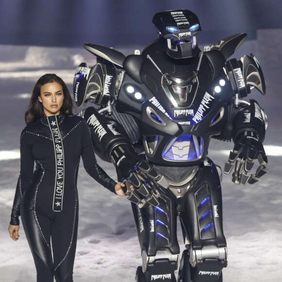 Irina Shayk défile pour Philipp Plein à la Fashion Week à New York, le 11 février 2018.