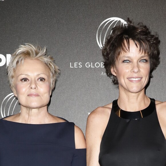 Muriel Robin et sa compagne Anne Le Nen - Photocall - 12ème cérémonie des Globes de Cristal au Lido à Paris, le 12 février 2018. © Rachid Bellak / Pool / Bestimage