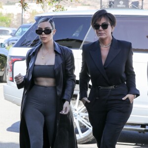 Exclusif - Kim Kardashian est allée déjeuner avec sa mère Kris Jenner et son ex beau-frère Scott Disick à Los Angeles, le 8 février 2018  Exclusive - Reality star Kim Kardashian shows off her style while out for lunch with her mother Kris Jenner and Scott Disick. The trio were filming 'Keeping Up With The Kardashians' as they grabbed lunch at a sushi restaurant. 8th february 201808/02/2018 - Los Angeles