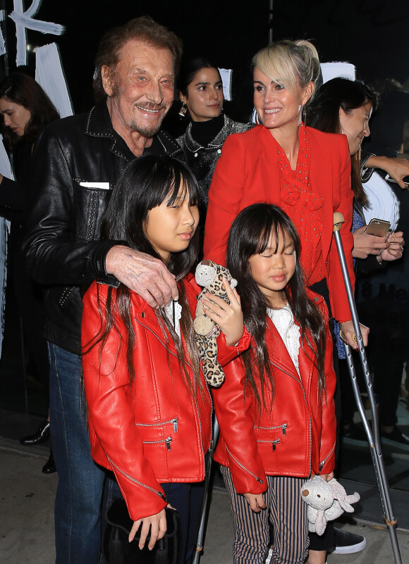 Johnny Hallyday, sa femme Laeticia et leurs filles Jade et Joy au vernissage de l'exposition du photographe Mathieu Cesar à Los Angeles. Le 21 février 2017.