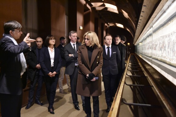 Exclusif - Antoine Verney, le maire Patrick Gomont, le maire-adjoint Loïc Jamin et Pierre-Olivier Costa - La première dame de France Brigitte Macron en visite privée au musée de la Tapisserie de Bayeux. Le 19 février 2018 © Stéphane Maurice / Ville de Bayeux / Bestimage  Exclusive - For Germany Call for price - French First Lady Brigitte Macron at a private visit of the Musee de la Tapisserie (Tapestry museum) in Bayeux, France. On february 19th 201819/02/2018 - Bayeux