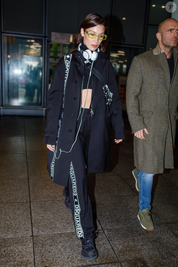 Bella Hadid arrive à l'aéroport de Heathrow à Londres le 19 février 2018.