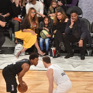 Beyoncé, sa fille Blue Ivy Carter, sa mère Tina Lawson et son mari Richard Lawson au NBA All-Star Game 2018 au Staples Center. Los Angeles, le 18 février 2018.