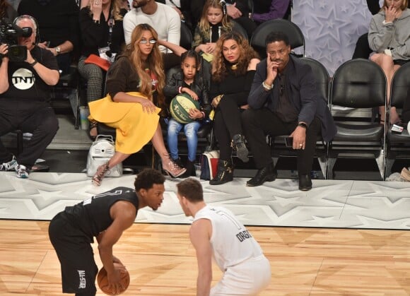 Beyoncé, sa fille Blue Ivy Carter, sa mère Tina Lawson et son mari Richard Lawson au NBA All-Star Game 2018 au Staples Center. Los Angeles, le 18 février 2018.