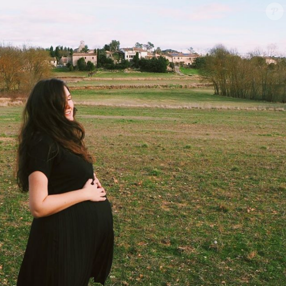 Léa de la chaîne YouTube Je ne suis pas jolie a dévoilé sa grossesse.