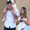 Gareth Bale et sa compagne Emma Rhys-Jones avec leurs enfants Alba Violet Bale et Nava Valentina Bale à Malibu le 12 juin 2017.