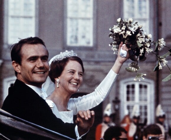 Le prince Henrik et la reine Margrethe II de Danemark lors de leur mariage le 10 juin 1967.