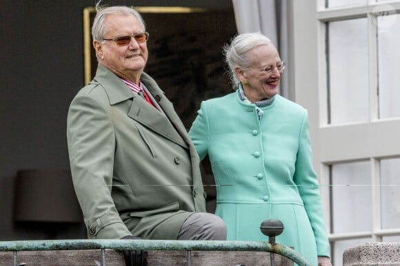 La reine Margrethe II de Danemark et son mari le prince Henrik le 16 avril 2017 au palais Marselisborg à Aarhus à l'occasion de la célébration du 77e anniversaire de la monarque.