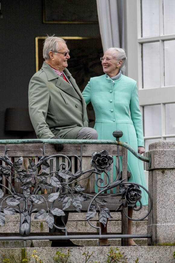 La reine Margrethe II de Danemark et son mari le prince Henrik le 16 avril 2017 au palais Marselisborg à Aarhus à l'occasion de la célébration du 77e anniversaire de la monarque.