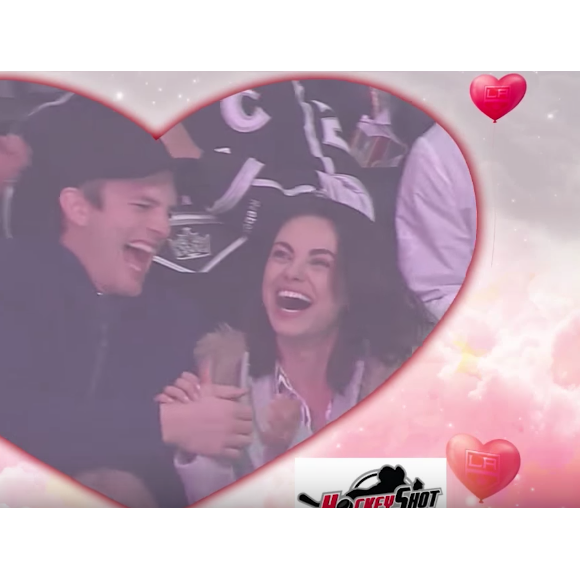 Ashton Kutcher et Mila Kunis s'embrassent devant la Kiss Cam. (capture d'écran)