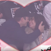 Ashton Kutcher et Mila Kunis s'embrassent devant la Kiss Cam. (capture d'écran)