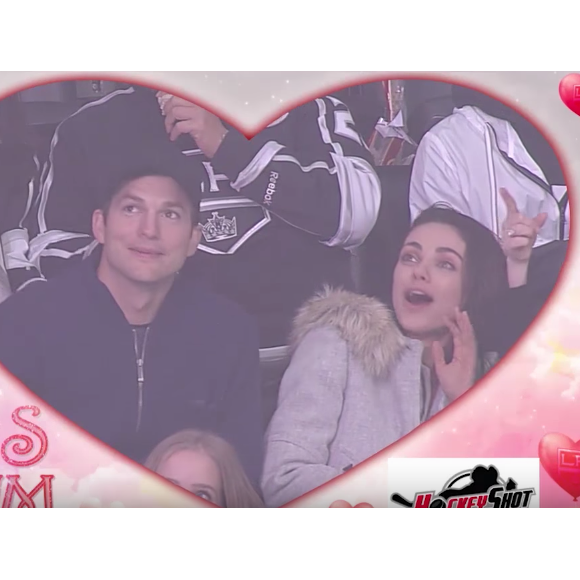 Ashton Kutcher et Mila Kunis s'embrassent devant la Kiss Cam. (capture d'écran)