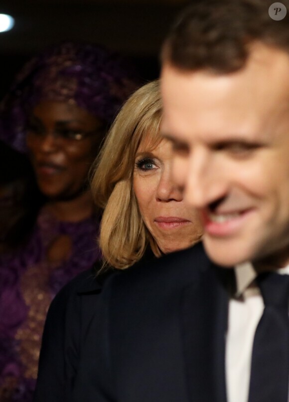Le président de la République française et sa femme la Première Dame sont accueillis par le président sénégalais et sa femme la Première Dame à l'aéroport international Léopold-Sédar-Senghor à Dakar, Sénégal, le 1er février 2018. © Dominique Jacovides/Bestimage