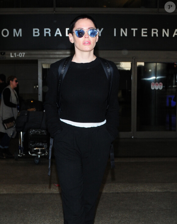 Rose McGowan arrive à l'aéroport LAX de Los Angeles, le 4 décembre 2017.