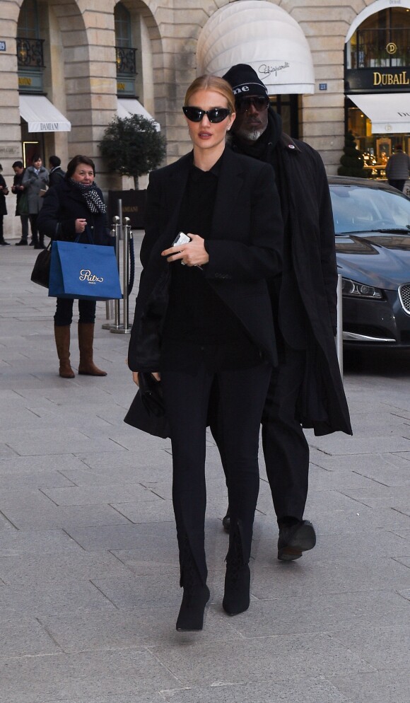 Rosie Huntington-Whiteley arrive à l'hôtel Ritz à Paris le 26 février 2018.