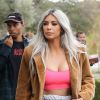 Exclusif - Kim Kardashian achète des fleurs pour la St Valentin au magasin XO Bloom flower à Calabasas, le 14 février 2018  For germany call for price Exclusive - Reality star Kim Kardashian stops by XO Bloom flower shop to grab some Valentine's Day flowers in Calabasas. Kim was rocking a brown fur coat over a pink tube top, grey sweatpants and grey heels. The pink tube top looked to be a size too small as it was almost stretched to its limits. 14th february 201814/02/2018 - Los Angeles