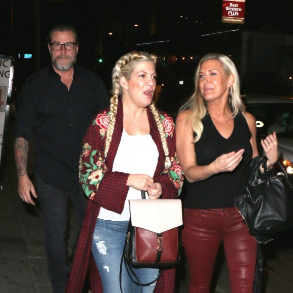 Exclusif - Tori Spelling et son mari Dean McDermott à la sortie du club de comédie Comedy Store à Los Angeles, Californie, Etats-Unis, le 18 janvier 2018. © CPA/Bestimage