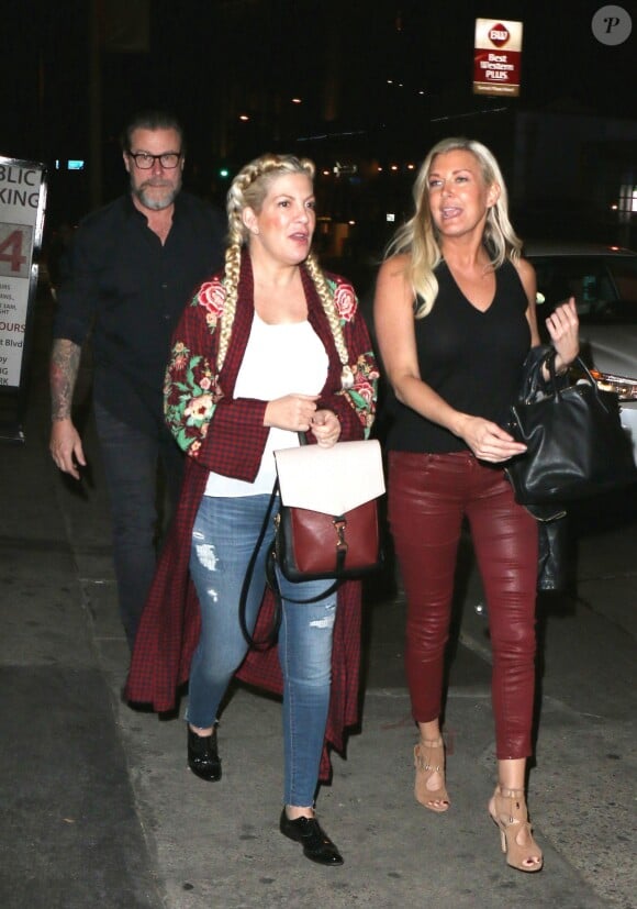 Exclusif - Tori Spelling et son mari Dean McDermott à la sortie du club de comédie Comedy Store à Los Angeles, Californie, Etats-Unis, le 18 janvier 2018. © CPA/Bestimage