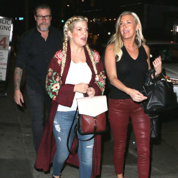 Exclusif - Tori Spelling et son mari Dean McDermott à la sortie du club de comédie Comedy Store à Los Angeles, Californie, Etats-Unis, le 18 janvier 2018. © CPA/Bestimage