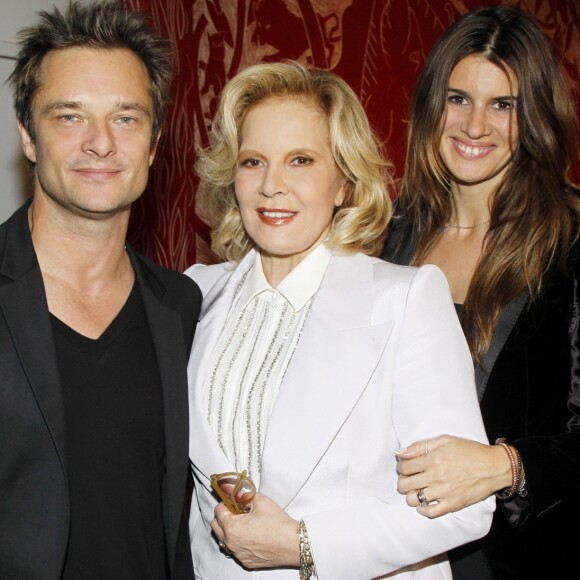 David Hallyday le soir de la première de sa tournée en 1991 avec son père Johnny Hallyday et sa mère Sylvie Vartan, à Paris, le 9 mars 1991.