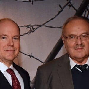 Le prince Albert II de Monaco avec le réalisateur Frédéric Laurent lors de la présentation au théâtre Princesse Grace le 1 mars 2018 du film documentaire "Monaco et la Guerre", réalisé par Frédéric Laurent. Un document qui a nécessité trois ans de travail et inclut les témoignages d'une trentaine de Monégasques. Ce film documentaire sera diffusé sur la chaine de Monaco Info. © Bruno Bebert / Pool retreint Monaco / Bestimage-Crystal