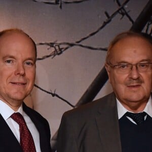 Le prince Albert II de Monaco avec Frédéric Laurent lors de la présentation au théâtre Princesse Grace le 1 mars 2018 du film documentaire "Monaco et la Guerre", réalisé par Frédéric Laurent. Un document qui a nécessité trois ans de travail et inclut les témoignages d'une trentaine de Monégasques. Ce film documentaire sera diffusé sur la chaine de Monaco Info. © Bruno Bebert / Pool retreint Monaco / Bestimage-Crystal