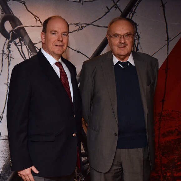 Le prince Albert II de Monaco avec Frédéric Laurent lors de la présentation au théâtre Princesse Grace le 1 mars 2018 du film documentaire "Monaco et la Guerre", réalisé par Frédéric Laurent. Un document qui a nécessité trois ans de travail et inclut les témoignages d'une trentaine de Monégasques. Ce film documentaire sera diffusé sur la chaine de Monaco Info. © Bruno Bebert / Pool retreint Monaco / Bestimage-Crystal