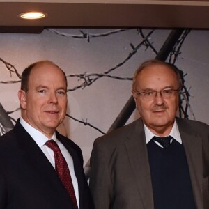 Le prince Albert II de Monaco avec Frédéric Laurent lors de la présentation au théâtre Princesse Grace le 1 mars 2018 du film documentaire "Monaco et la Guerre", réalisé par Frédéric Laurent. Un document qui a nécessité trois ans de travail et inclut les témoignages d'une trentaine de Monégasques. Ce film documentaire sera diffusé sur la chaine de Monaco Info. © Bruno Bebert / Pool retreint Monaco / Bestimage-Crystal