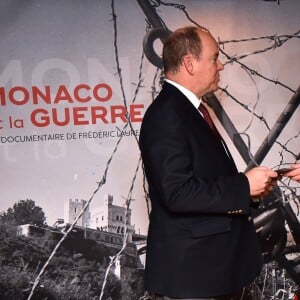 Le prince Albert II de Monaco avec Frédéric Laurent lors de la présentation au théâtre Princesse Grace le 1 mars 2018 du film documentaire "Monaco et la Guerre", réalisé par Frédéric Laurent. Un document qui a nécessité trois ans de travail et inclut les témoignages d'une trentaine de Monégasques. Ce film documentaire sera diffusé sur la chaine de Monaco Info. © Bruno Bebert / Pool retreint Monaco / Bestimage-Crystal