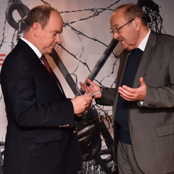 Le prince Albert II de Monaco avec Frédéric Laurent lors de la présentation au théâtre Princesse Grace le 1 mars 2018 du film documentaire "Monaco et la Guerre", réalisé par Frédéric Laurent. Un document qui a nécessité trois ans de travail et inclut les témoignages d'une trentaine de Monégasques. Ce film documentaire sera diffusé sur la chaine de Monaco Info. © Bruno Bebert / Pool retreint Monaco / Bestimage-Crystal